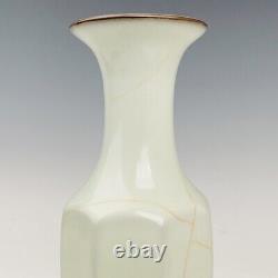 9.1 Chinese Old Porcelain Song dynasty guan kiln museum mark White glaze Vase