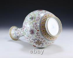 A Chinese Antique Famille Rose Porcelain Vase