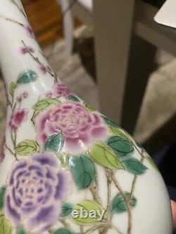 A chinese Famille Rose Porcelain Vase