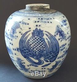 Chinese export blue & white vintage Victorian oriental antique bat vase