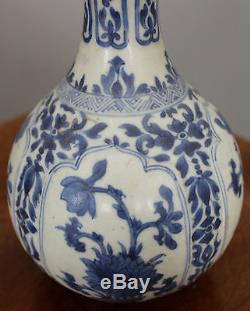 17ème Vase Chinois En Porcelaine Bleu Et Blanc 18ème Siècle