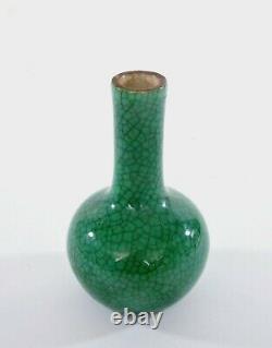 1900s Chinois Vert Crackle Monochrome Ge Guan Type Vase De Porcelaine Au Chocolat Rim