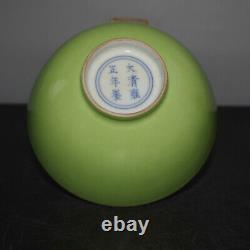 5.47 Bols en porcelaine chinoise de la dynastie Qing, époque Yongzheng, avec un émail vert pomme.