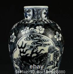 8.4 Vase de porcelaine chinoise ancienne de la dynastie Qing, motif de prunier et de bête Kylin bleu et blanc