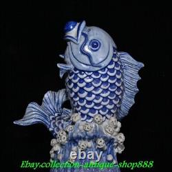 Ancienne statue en porcelaine bleue et blanche de la dynastie Qing de Chine représentant un poisson FengShui poisson rouge.