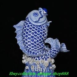 Ancienne statue en porcelaine bleue et blanche de la dynastie Qing de Chine représentant un poisson FengShui poisson rouge.