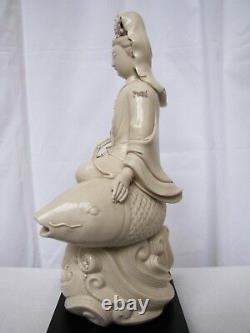 Antique 19ème Siècle Chinois Porcelaine Guanyin Riding Fish Statue. Avec Mark