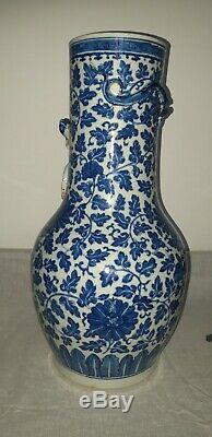 Antique Bleu Chinois Et Dragon Blanc Vase 18 Et 1/2 Pouces. 19ème Siècle