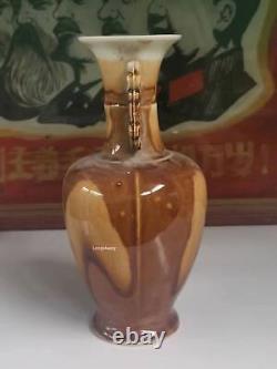 Antique chinoise de la République de Chine Vase pendentif à double oreille en sculpture marron de 9,8 pouces.