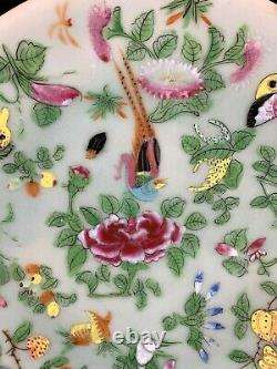 Assiette De Porcelaine Aux Fleurs Et Papillons De Chine Ancienne Famille Rose