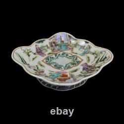 Assiette à pied orientale en porcelaine de la fin de l'époque Qing de style chinois vintage, en forme de pétale, décorée en rose de famille.