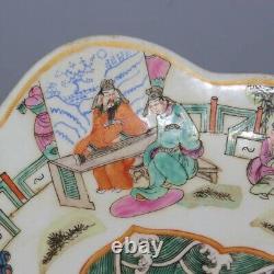Assiette à pied orientale en porcelaine de la fin de l'époque Qing de style chinois vintage, en forme de pétale, décorée en rose de famille.