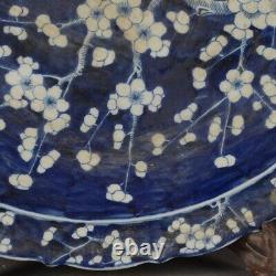 Assiette en porcelaine bleue et blanche antique chinoise aux prunes de la dynastie Qing marquée KangXi