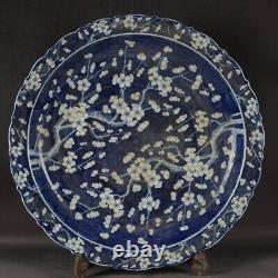 Assiette en porcelaine bleue et blanche antique chinoise aux prunes de la dynastie Qing marquée KangXi