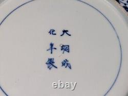 Assiette en porcelaine bleue et blanche chinoise antique Qilin