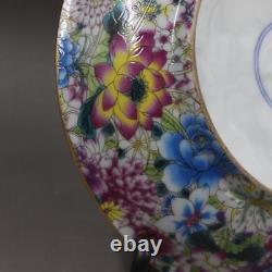 Assiette en porcelaine chinoise antique marquée, à motif de fleurs colorées en émail doré Famille Rose