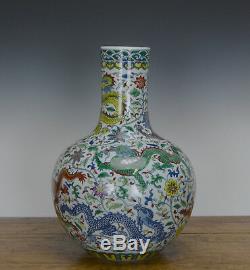 Beau Vase Chinois En Porcelaine Globulaire Dragon De Couleur 9 À Doucai
