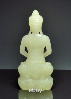 Beau antique chinois sculpté Bouddha en jade sur un siège de lotus Qing 19e siècle