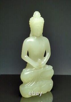 Beau antique chinois sculpté Bouddha en jade sur un siège de lotus Qing 19e siècle