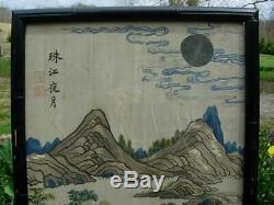 Bel Ensemble De Deux Panneaux De Soie Brodés Antiques Chinois Offrant Une Vue Sur Guangzhou
