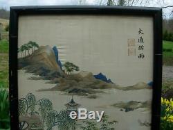 Bel Ensemble De Deux Panneaux De Soie Brodés Antiques Chinois Offrant Une Vue Sur Guangzhou