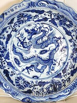 Belle assiette chinoise en porcelaine bleue cobalt de 15 pouces en excellent état