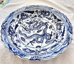 Belle assiette chinoise en porcelaine bleue cobalt de 15 pouces en excellent état