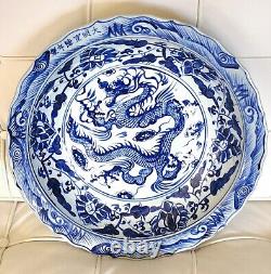 Belle assiette chinoise en porcelaine bleue cobalt de 15 pouces en excellent état