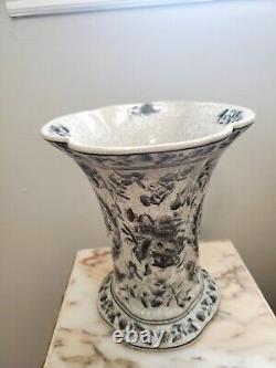 Belle jardinière en porcelaine chinoise fleurie noire craquelée vernissée