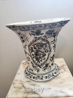 Belle jardinière en porcelaine chinoise fleurie noire craquelée vernissée