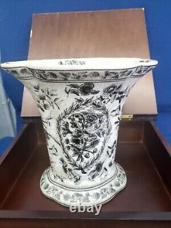 Belle jardinière en porcelaine chinoise fleurie noire craquelée vernissée