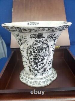 Belle jardinière en porcelaine chinoise fleurie noire craquelée vernissée