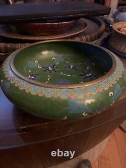 Bol chinois antique en cloisonné vert avec design floral, profil bas, comme neuf