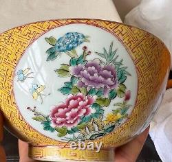 Bol en porcelaine chinoise ancienne de la famille rose, avec marque Qianlong.