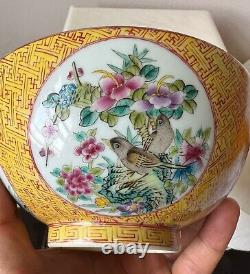 Bol en porcelaine chinoise ancienne de la famille rose, avec marque Qianlong.