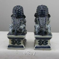Chinese Old Paire Marqué Statues Porcelaine Bleue Et Blanche Foo Dogs