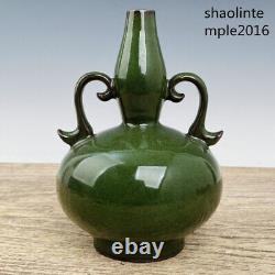 Chinese antiques Song dynasty backflow Longquan porcelain double ear bottle translates to: Antiquités chinoises bouteille à double anse en porcelaine de Longquan de la dynastie Song.