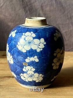 Chinois Kangxi Période Porcelaine Glace Prune Bleu Et Blanc Jar 18 C
