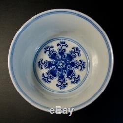 Chinois Porcelaine Bleue Et Blanche Stem Coupe Avec Des Symboles Tibétains, Marqué Qianlong