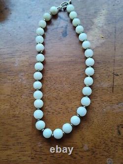 Collier en jadeite blanc antique semi-transparent magnifique