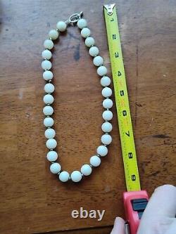 Collier en jadeite blanc antique semi-transparent magnifique