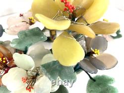 Disposition florale de jade chinois vintage en quartz et agate avec papillons cloisonné