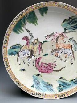 Famille Rose Porcelaine Chinoise Assiette Avec Des Chevaux Peinture Six Charaters Marque