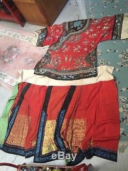 Fond Rouge Chinois Antique Ladys Robe Et Jupe Brodées