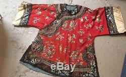 Fond Rouge Chinois Antique Ladys Robe Et Jupe Brodées