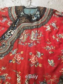 Fond Rouge Chinois Antique Ladys Robe Et Jupe Brodées