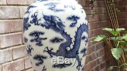 Grande Marque De Vase De Dragon Chinois Antique À La Base