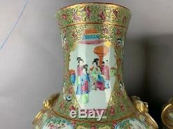 Grande Paire De Vases En Porcelaine De Chine Avec Médaillon Rose