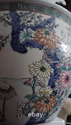 Grande bol antique chinois oriental avec des fleurs magnifiquement colorées et des cygnes