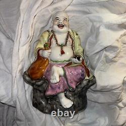 Grande statue en porcelaine de Bouddha riant gros assis sur une souche lourde